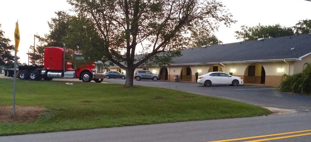 Loyalty Inn Rockingham Esterno foto